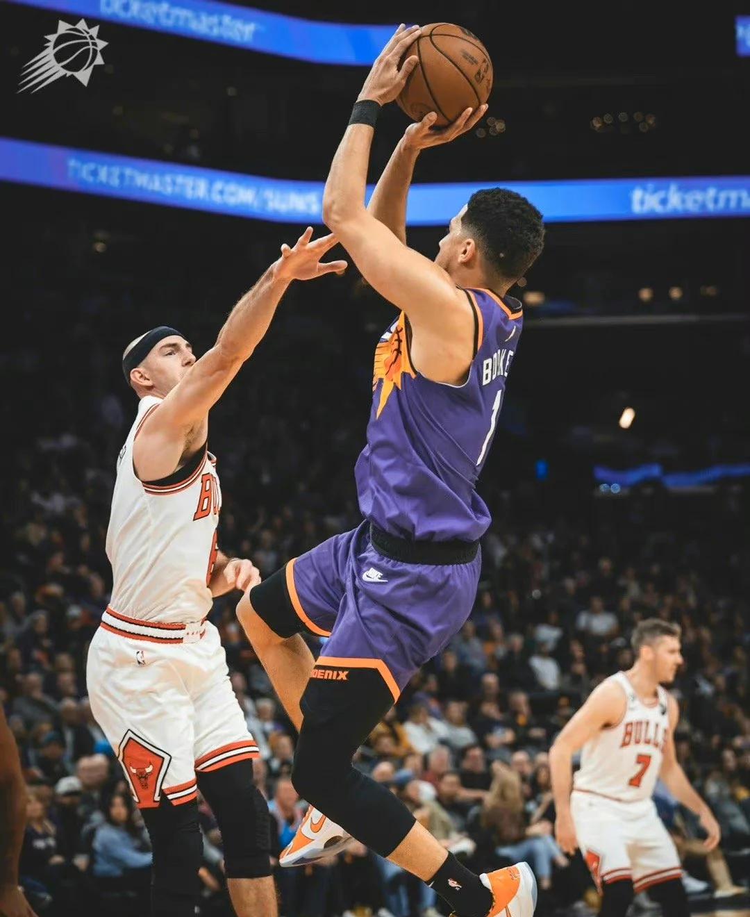 公牛横扫广东队，布克点燃赛场的简单介绍