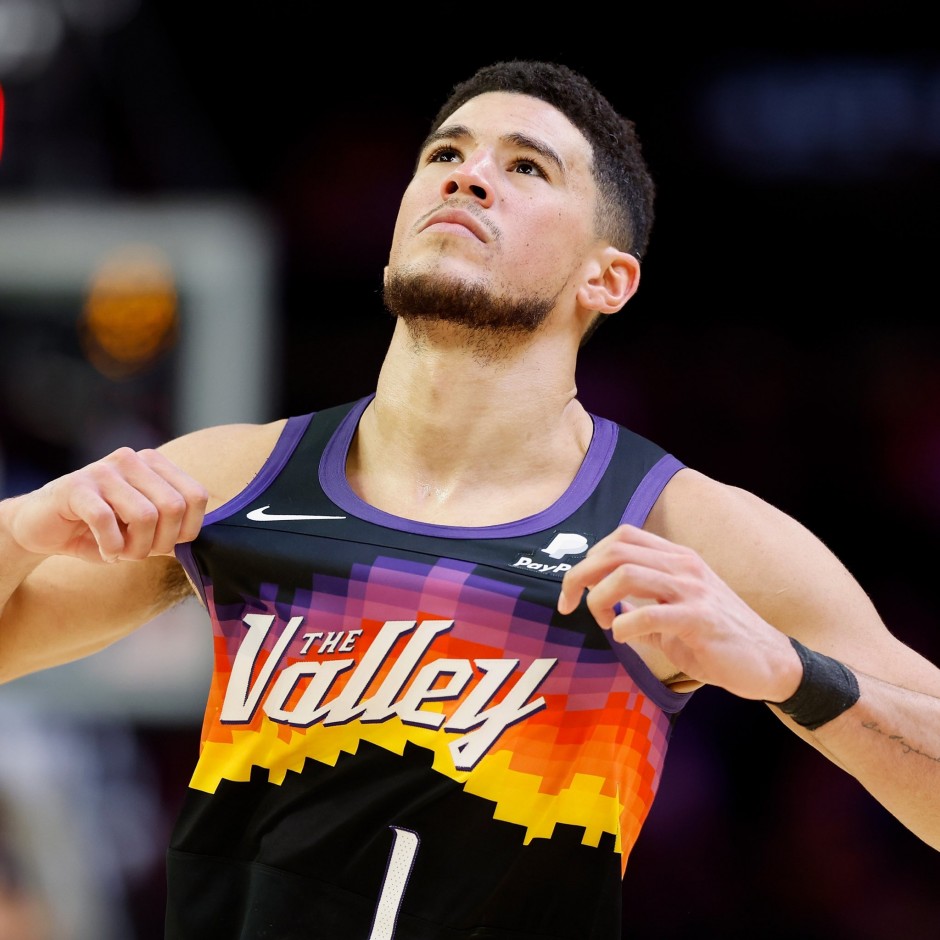 公牛横扫广东队，布克点燃赛场的简单介绍